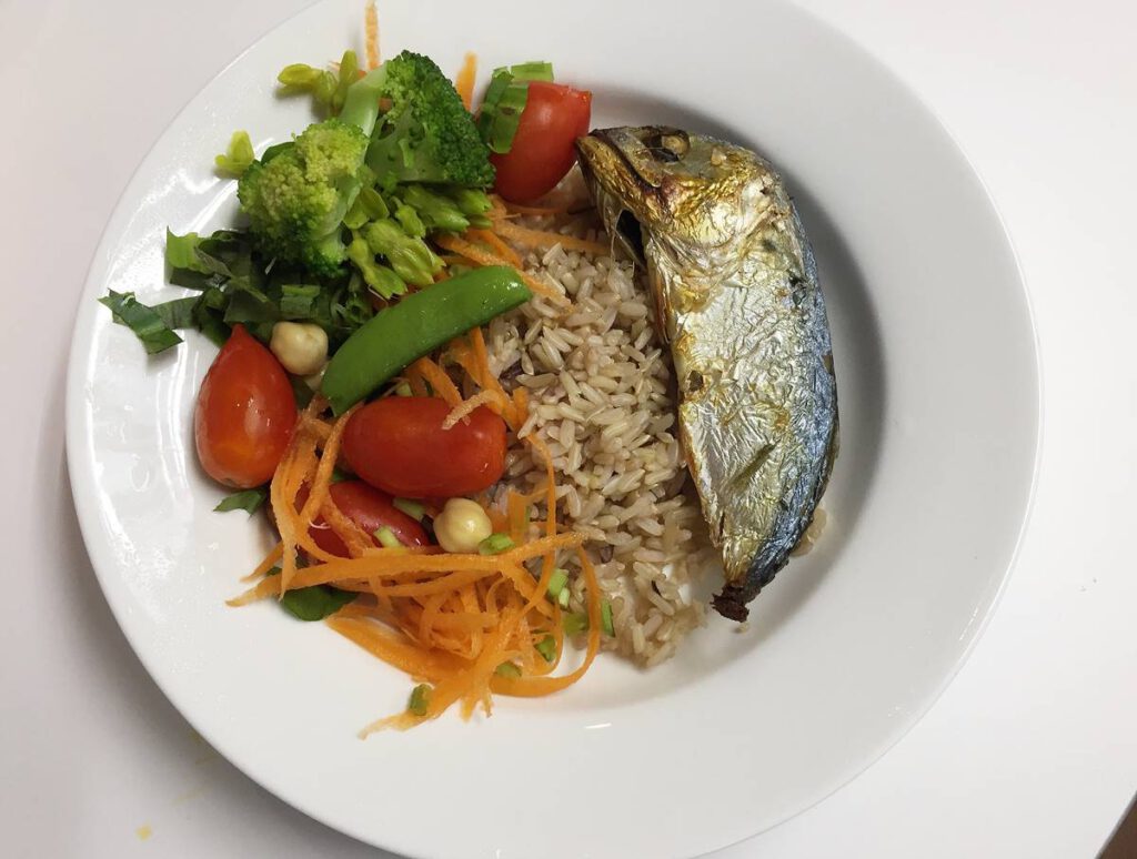 Healthy food Grilled mackerel dishes, boiled vegetables
